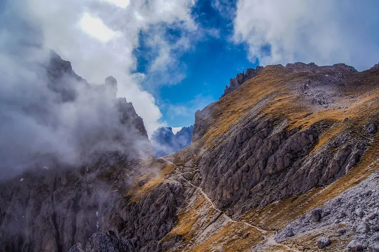 Wspinaczka po via ferrata w dolomitach