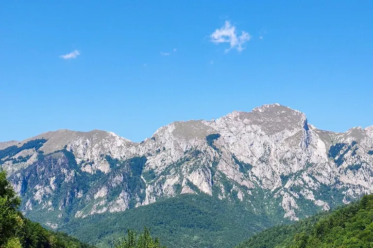 Góry między francją a hiszpanią: pireneje szlaki i trekking