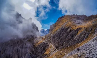 Wspinaczka po via ferrata w dolomitach