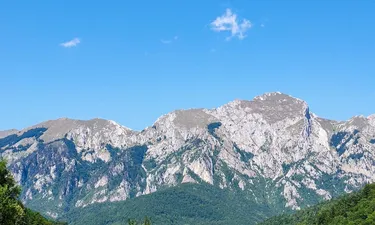 Góry między francją a hiszpanią: pireneje szlaki i trekking